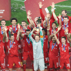 Los jugadores del Bayern celebran su sexto título en un año.