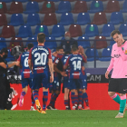 Leo Messi, abatut després de rebre el tercer gol dels valencians.