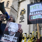 Defensores de Assange, a las puertas del tribunal en Londres.