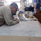 Uno de los técnicos trabajando en la réplica de los mosaicos policromados de estilo barroco.