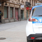 Una dotación de la Policía Local de Salamanca, en una investigación por una fiesta ilegal en un piso.
