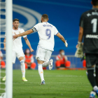 Karim Benzema celebra uno de los tres goles que marcó al Celta en el Bernabéu.