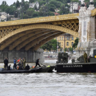 Una de las embarcaciones que participan en las labores de rescate en el Danubio.