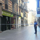 Tallen el carrer Major de Lleida dos hores per la caiguda d'una cornisa