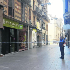 Cortan la calle Major de Lleida dos horas por la caída de una cornisa