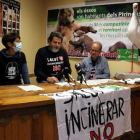 El portavoz de Ipcena, Joan Vàzquez, con otros dos miembros de la plataforma Aturem la incineradora a Juneda.