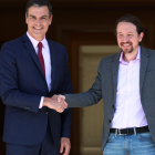 Imagen de archivo de Pedro Sánchez y Pablo Iglesias dándose la mano en La Moncloa.