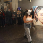 Alumnos del Aula de Teatre de Lleida hicieron una ‘performance’ inspirada en la obra de la artista durante la exposición.
