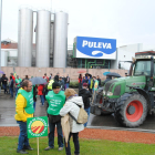 Los productores llevaron ayer sus demandas hasta las puertas de Lactalis en Mollerussa.