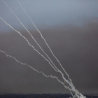Estelas de algunos de los cohetes lanzados desde Gaza hacia Israel esta madrugada.