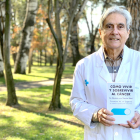 El doctor Iglesias, con su libro ‘Cómo vivir y sobrevivir al cáncer’.
