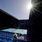 Un dels partits que es van jugar ahir a l’Open de Austràlia, que seguirà des d’avui sense públic.