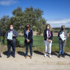 La consellera d'Agricultura, Teresa Jordà, amb els propietaris que han recollit les escriptures de les finques de la concentració parcel·laria del Segarra-Garrigues a Agramunt.