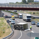L’aparatós accident d’Alpicat va obligar a tallar la sortida de l’autovia fins que van retirar el camió.