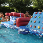Las piscinas de Albesa se convirtieron ayer en un gran parque acuático en su inicio de fiestas.