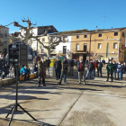 La reunión de los payeses ayer en la plaza Major de Bovera. 