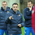 Xavi dirigeix l’entrenament d’ahir a la Ciutat Esportiva sense els jugadors internacionals.