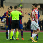 Messi, cabizbajo, entrega el brazalete de capitán tras ser expulsado por primera vez en el Barça.