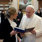 Yolanda Dïaz va regalar un llibre de Rosalía de Castro al papa.