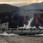 Un vaixell de l’Armada trasllada agricultors a regar els seus cultius.