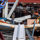 Una mujer observa los daños ocasionados por el tornado en un comercio en Kentucky.