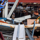 Una dona observa els danys ocasionats pel tornado en un comerç a Kentucky.