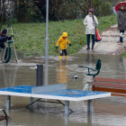 Veïns treballen per recuperar-se de les inundacions.