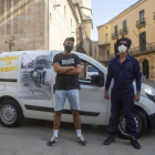 El artista Daniel Gasol, junto al coche en el centro de Tàrrega.