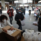 Preparando los equipos -  El ayuntamiento de Lleida convocó ayer a los 132 representantes sanitarios y asistentes que durante la jornada electoral de hoy deben velar por que se cumpla el protocolo de seguridad. En el encuentro, en el pabellón de  ...