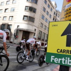 Diversos ciclistes entrenant-se ahir pels carrers de Burgos, en la vigília de la primera etapa.