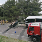 El turismo y el autocar escolar implicados en el accidente de este viernes en Lleida.