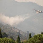 Un avión arroja agua sobre un incendio en la Reserva Natural de Monte Catillo (Italia).