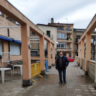 Un usuario de la residencia de Àger paseando.