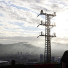 Una persona observa el cableado con el que Red Eléctrica transporta la energía en Bilbao.