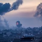 Explosiones y humo por los impactos de las bombas israelíes en la ciudad palestina de Gaza.