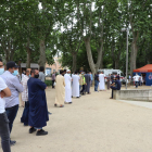Cues de musulmans de més de 40 anys per vacunar-se amb Janssen, ahir al costat del Palau de Vidre.