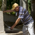 Un vecino de la capital del Segrià intenta soportar el intenso calor refrescándose en una fuente.