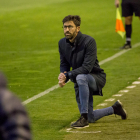 Molo, arrodillado, observa el juego de su equipo ayer ante el Espanyol B.