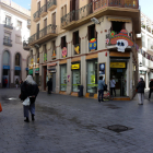 Sitges tendría que estar llena de visitantes al ser Carnaval, pero presenta esta atípica imagen.