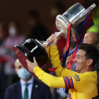 Messi levanta la Copa y muestra su alegría.
