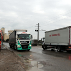 Camions circulant pel polígon industrial El Segre de Lleida.