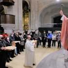 El bisbe emèrit Piris beneeix 200 jesusets durant l'eucaristia