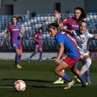 Mariona lucha el balón con una rival ayer durante el partido.