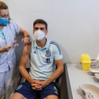 Gerard Moreno, ayer recibiendo la vacuna en la Ciudad del Fútbol de Las Rozas.