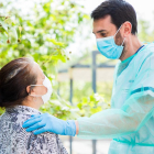 Imagen de un psicólogo con una paciente durante la pandemia.