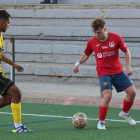 Llusà controla el esférico ante la presión de un jugador rival.