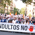Protesta contra los indultos en Barcelona, con Cs, PP y SCC, ayer.