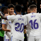 Asensio es felicitado por sus compañeros tras anotar el gol que sentenciaba el duelo.