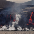 Les colades de lava del volcà de Cumbre Vieja, arribant a la platja.
