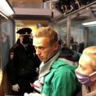 Navalni i la seua dona, a l’arribar a Moscou diumenge.
